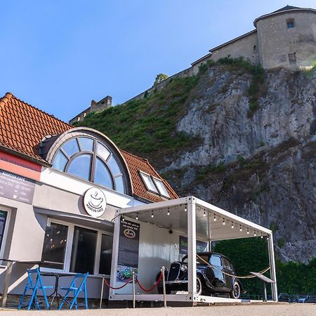Lovely 4-Bedroom Flat In Historical Center With Stunning View Тренчин Экстерьер фото