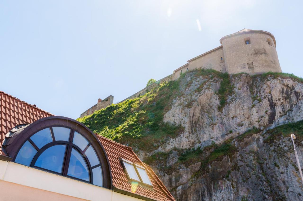 Lovely 4-Bedroom Flat In Historical Center With Stunning View Тренчин Экстерьер фото