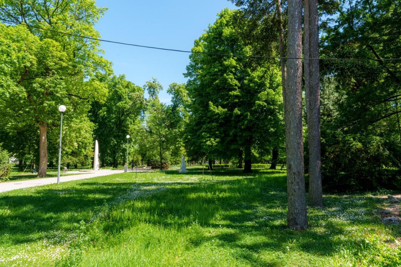 Lovely 4-Bedroom Flat In Historical Center With Stunning View Тренчин Экстерьер фото