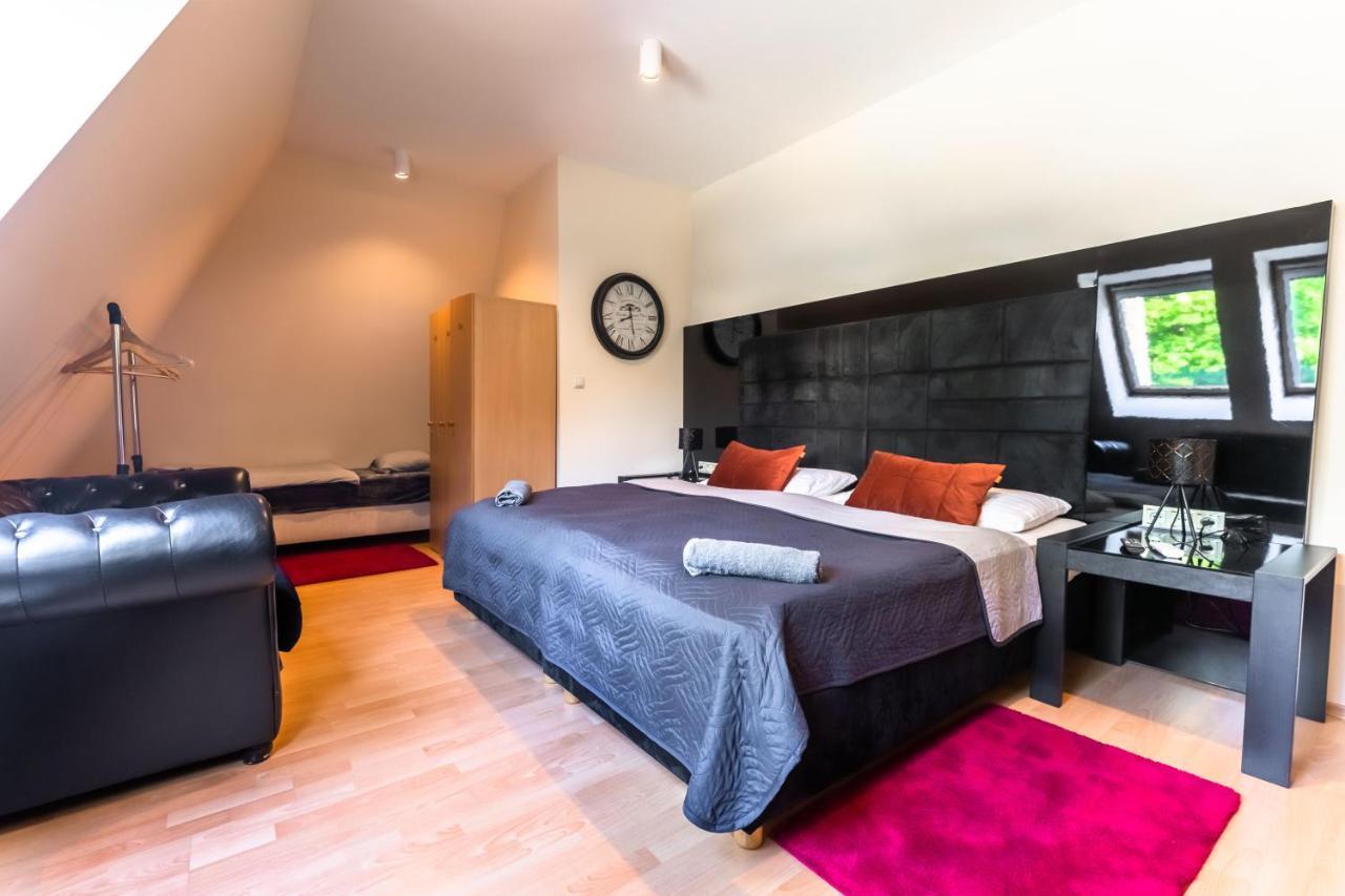 Lovely 4-Bedroom Flat In Historical Center With Stunning View Тренчин Экстерьер фото