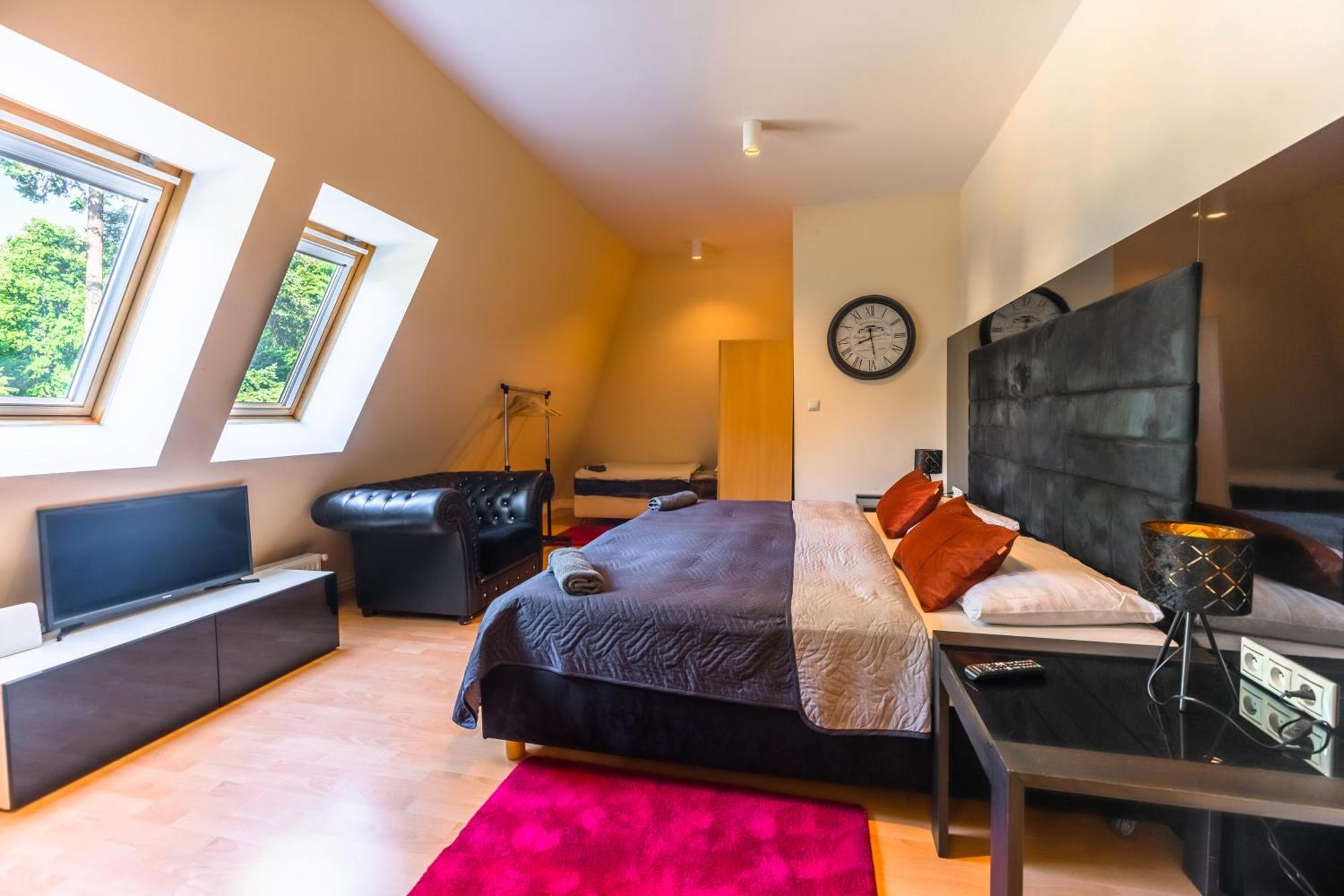 Lovely 4-Bedroom Flat In Historical Center With Stunning View Тренчин Экстерьер фото